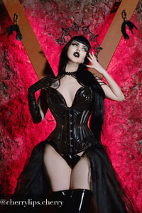 Corset bustier en PVC noir avec décolleté plongeant et panneaux latéraux en filet