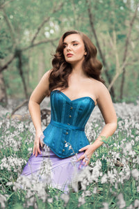 Bustier en satin bleu avec bordure en dentelle